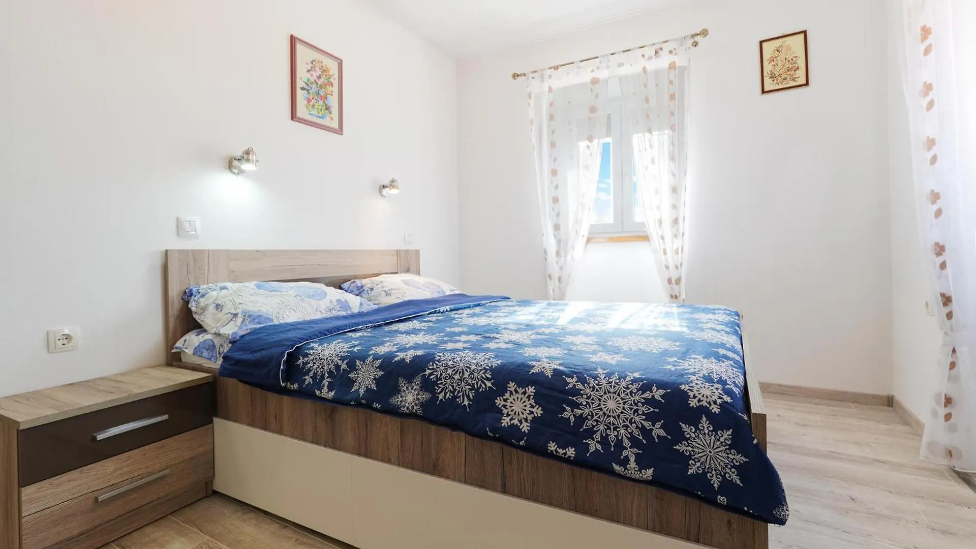 2 Bedroom Stunning Home In 카스타브